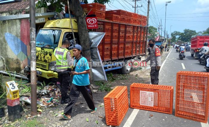 Lagi-lagi Terjadi Kecelakaan Truk Banting Setir Nyelonong Depan Toko